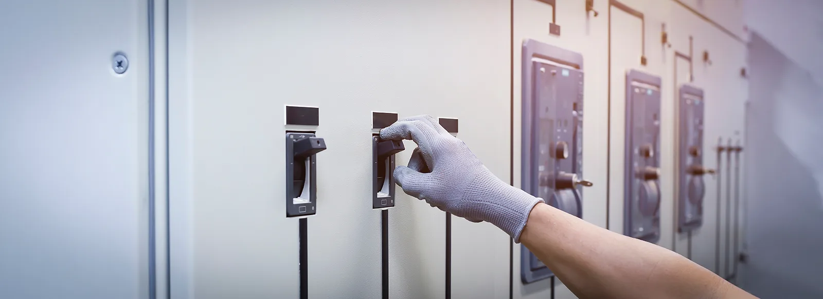 Gabinetes industriales personalizados para control eléctrico y automatización, diseñados por Ecosynergia para entornos industriales exigentes